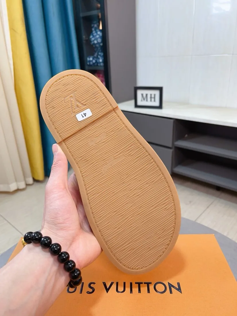 Ex-factory price 360🌹🌹 (lv-Louis Vuitton) New men's slippers, high-end boutique, exquisite embossed logo decoration on the upper, fine workmanship, super soft soles, casual, loose and comfortable, a must-have in summer! \nsize：38-44